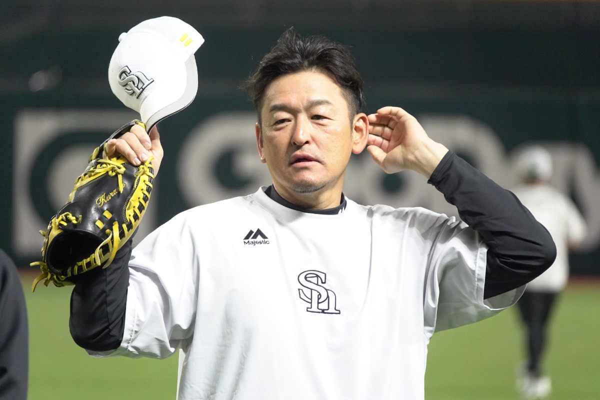 投手練習を見守った倉野信次1軍投手コーチ（チーフ）兼ヘッドコーディネーター（投手）【写真：竹村岳】