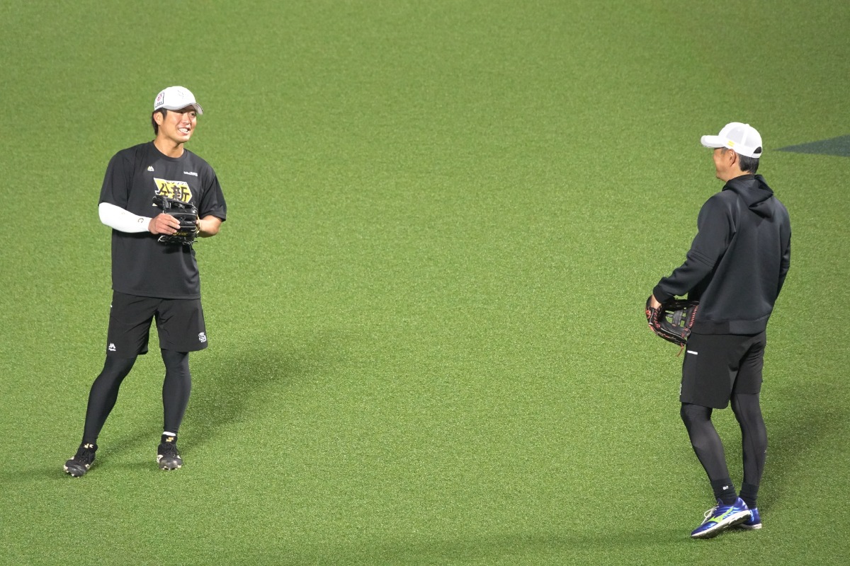 試合前練習中、小久保裕紀監督に声をかけられる川村友斗【写真：竹村岳】