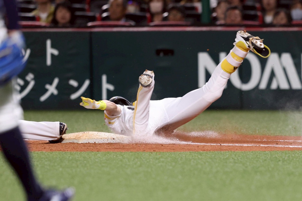 一塁へヘッドスライディングした周東佑京【写真:栗木一考】