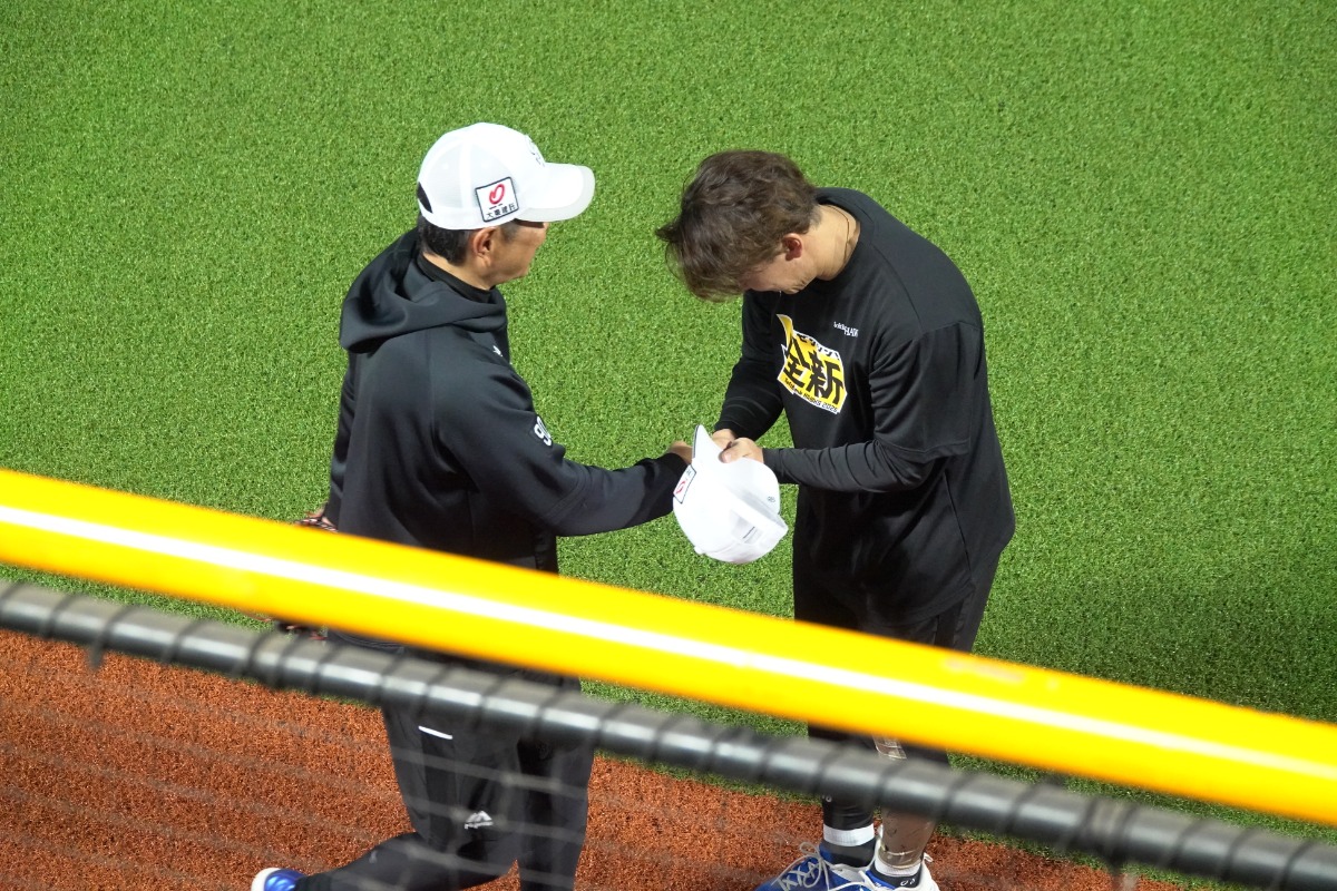 開幕戦の試合前練習、小久保裕紀監督と握手を交わす木村光【写真：竹村岳】