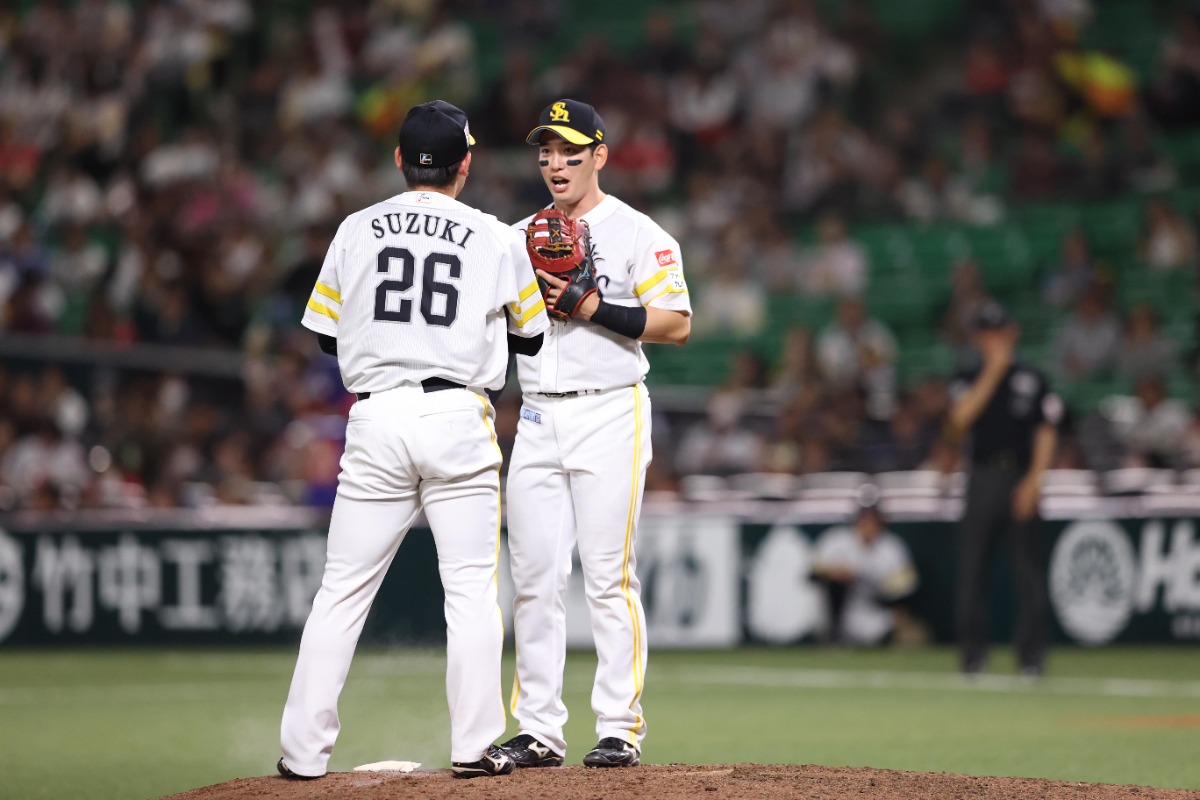 鈴木豪太(左)に声をかける栗原陵矢【写真:栗木一考】