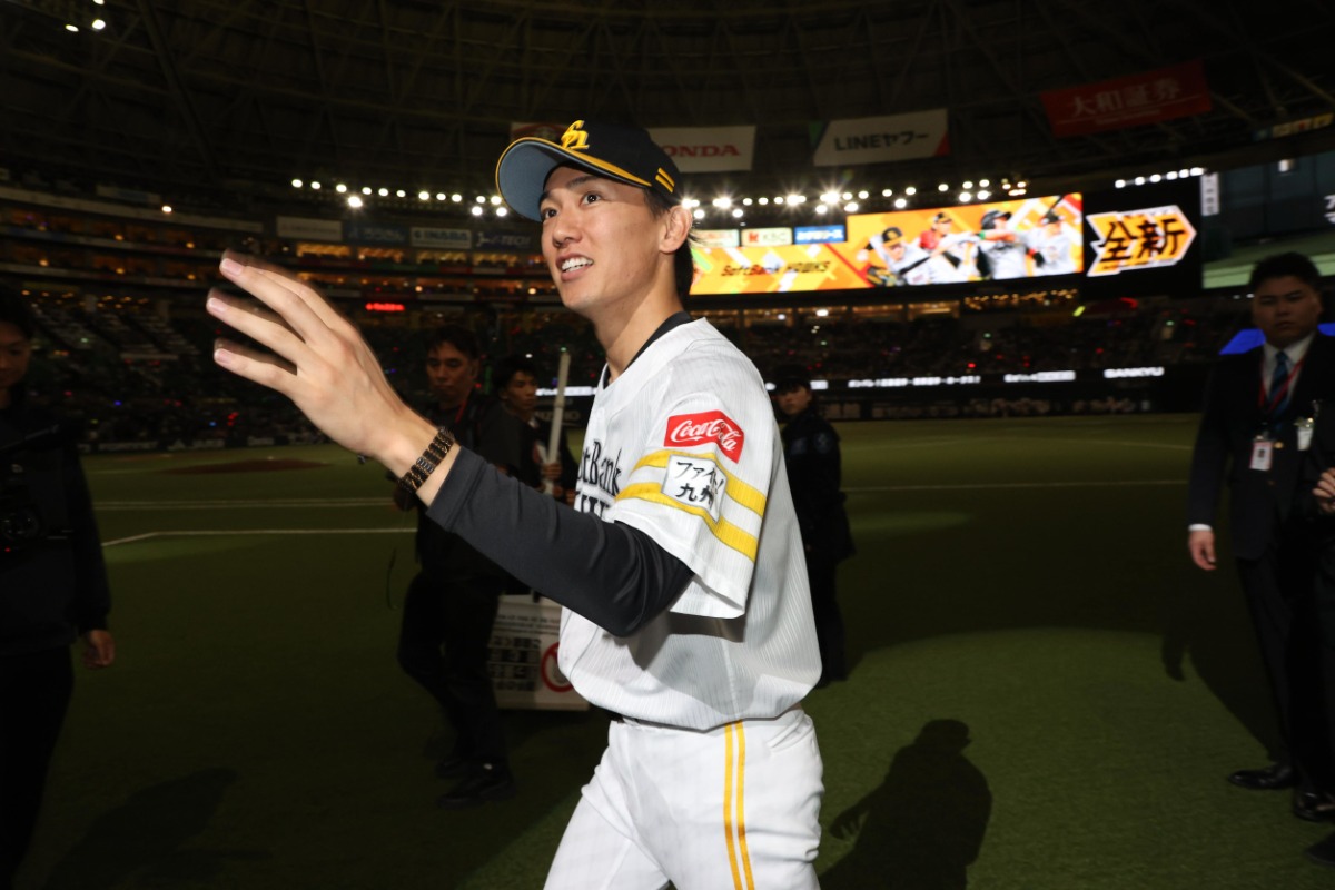 ファンの声援にこたえる大津亮介【写真：栗木一考】