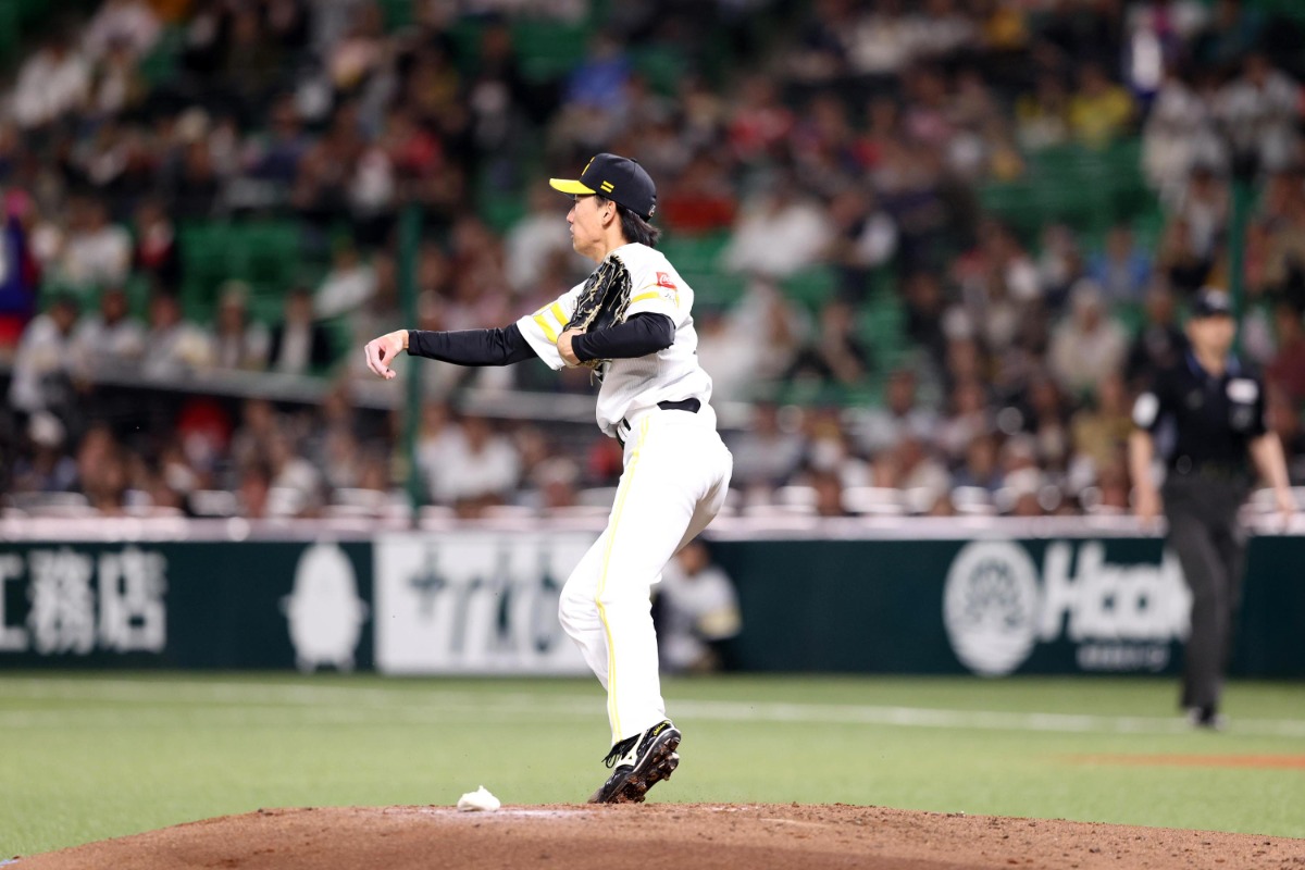 ゴロを捌き、併殺を完成させる大津亮介【写真：栗木一考】