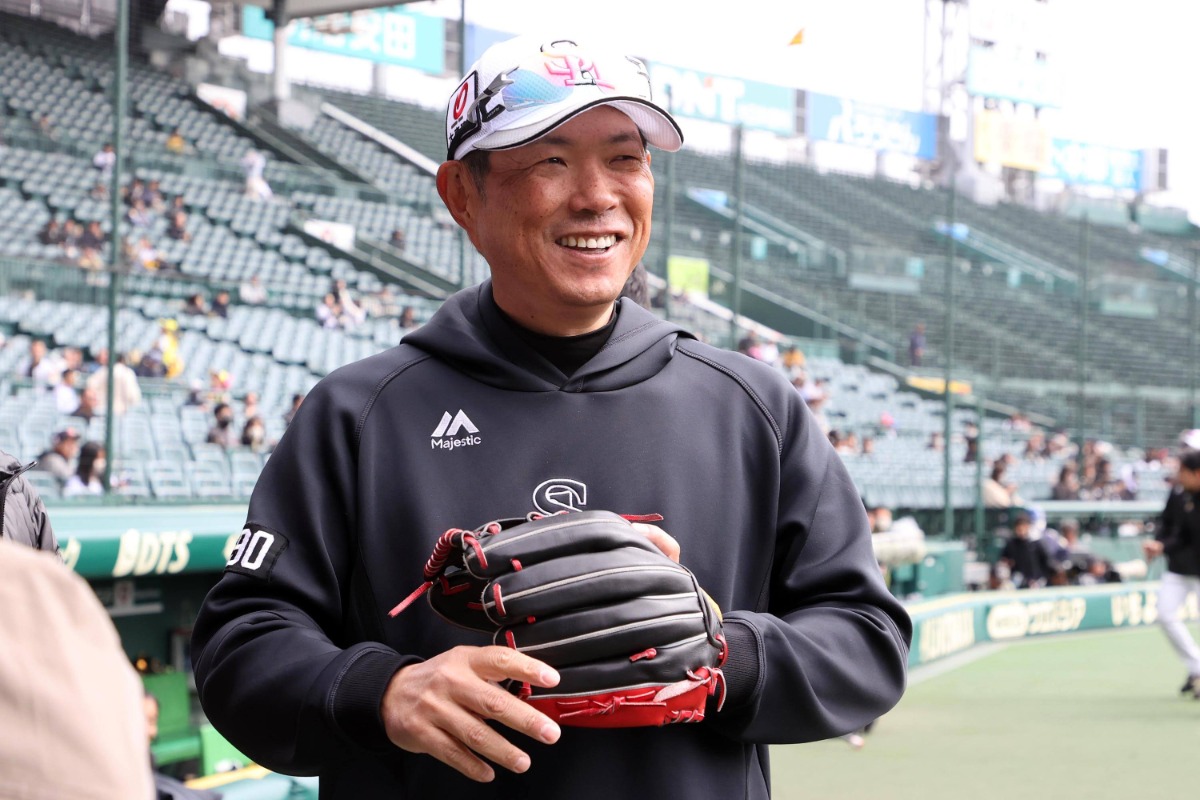 笑顔の小久保裕紀監督【写真：栗木一考】