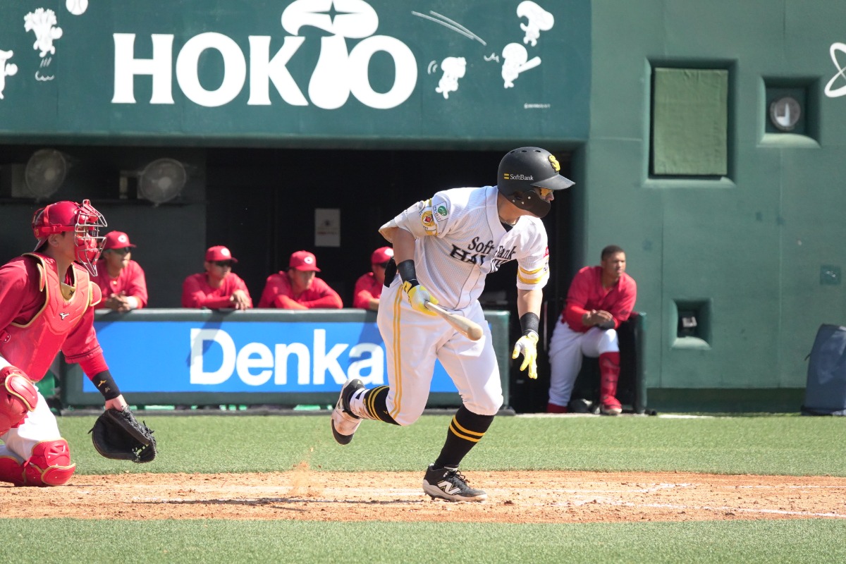 3月17日に実戦復帰し一塁に全力疾走する中村晃【写真：竹村岳】