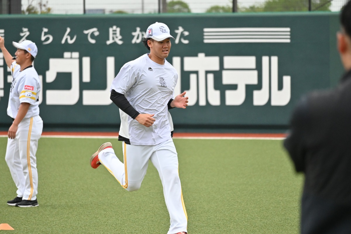 ウオーミングアップで体を動かす稲川竜汰【写真：長濱幸治】