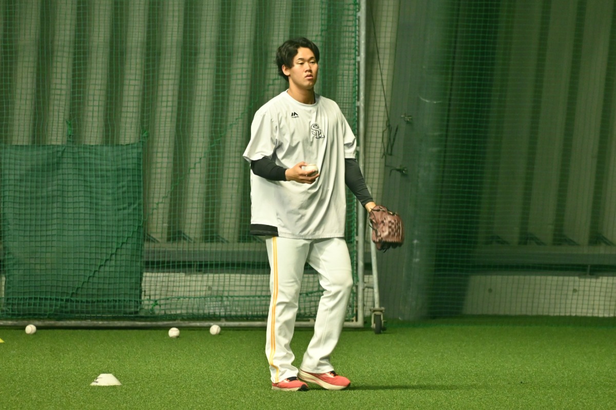 ネットスローに取り組む稲川竜汰【写真：長濱幸治】