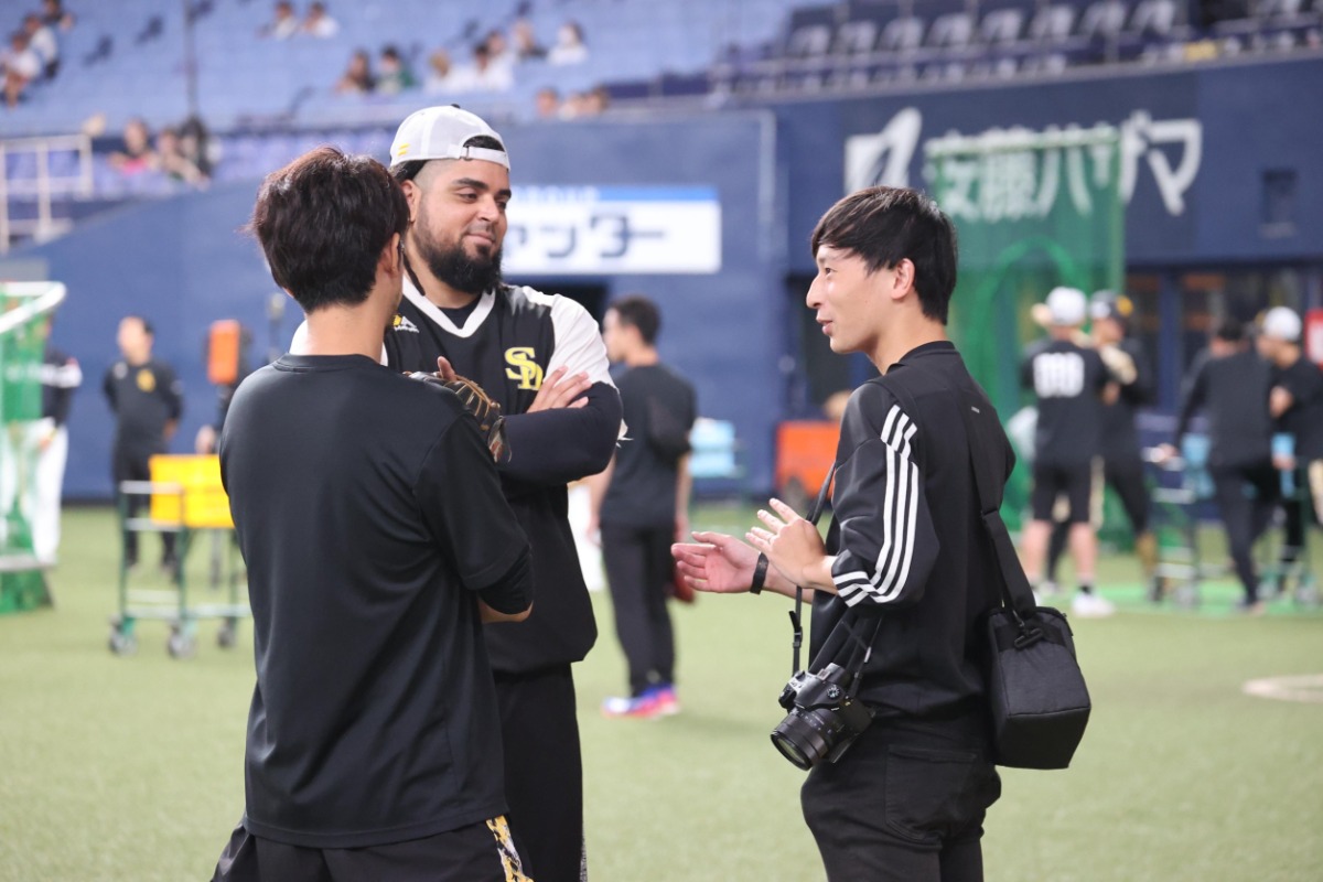 ロベルト・オスナと会話する竹村岳記者【写真：栗木一考】