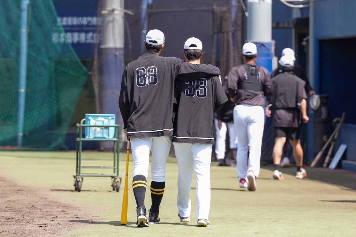 廣瀬隆太（右）と斉藤和巳2軍監督【写真：森大樹】