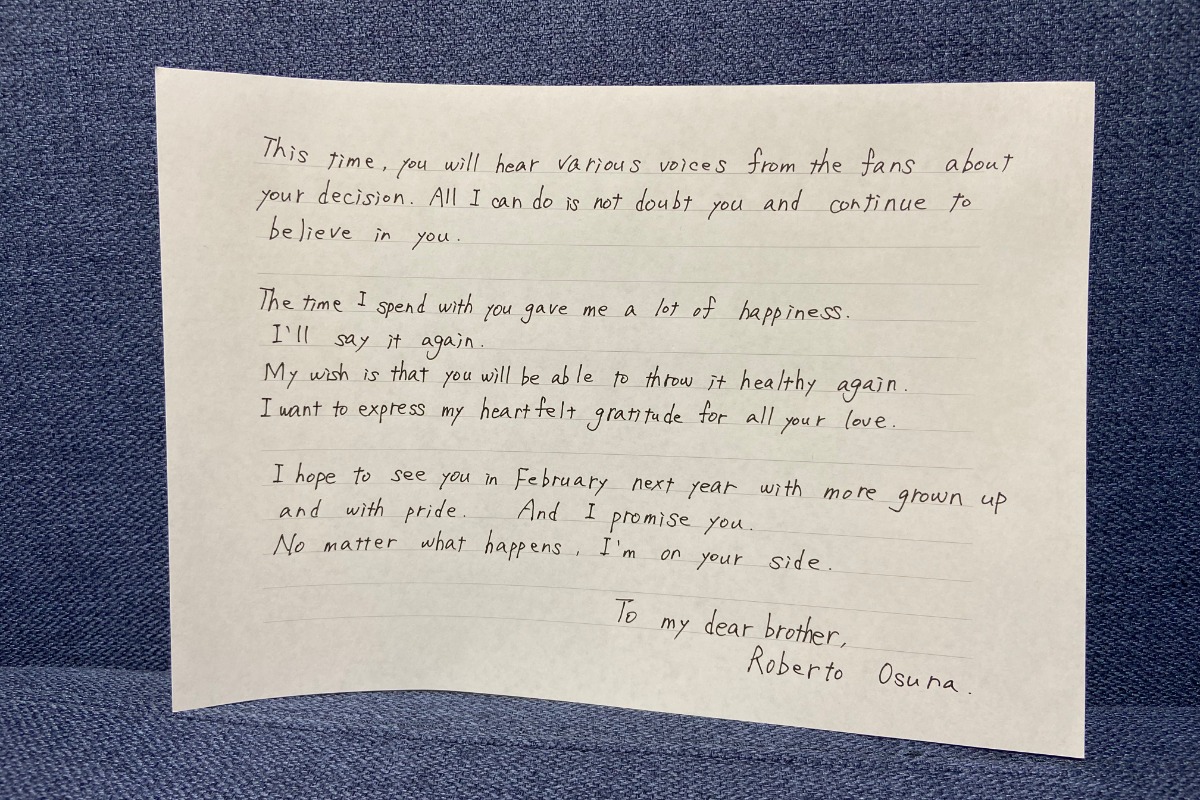 2024年8月、ロベルト・オスナに手渡した手紙【写真：竹村岳】