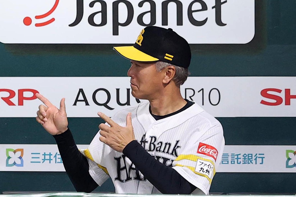 降板したヘルナンデスに向かって合図を送る大西コーチ【写真：栗木一考】