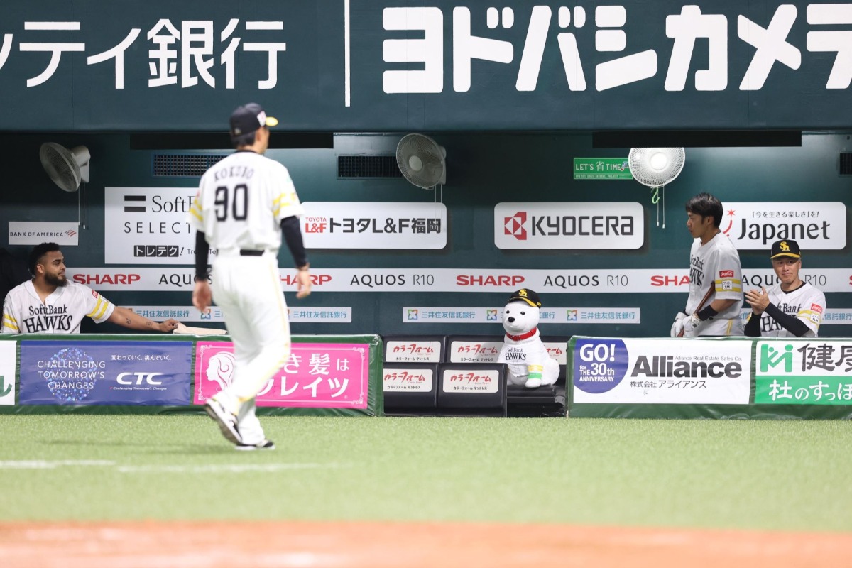 ヘルナンデスに拍手を送る大西コーチ【写真：栗木一考】