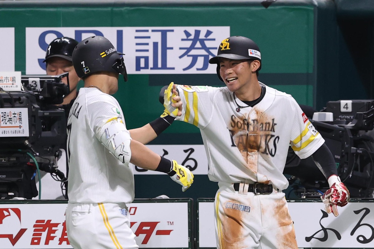 ハイタッチをする庄子雄大（右）と中村晃【写真：栗木一考】