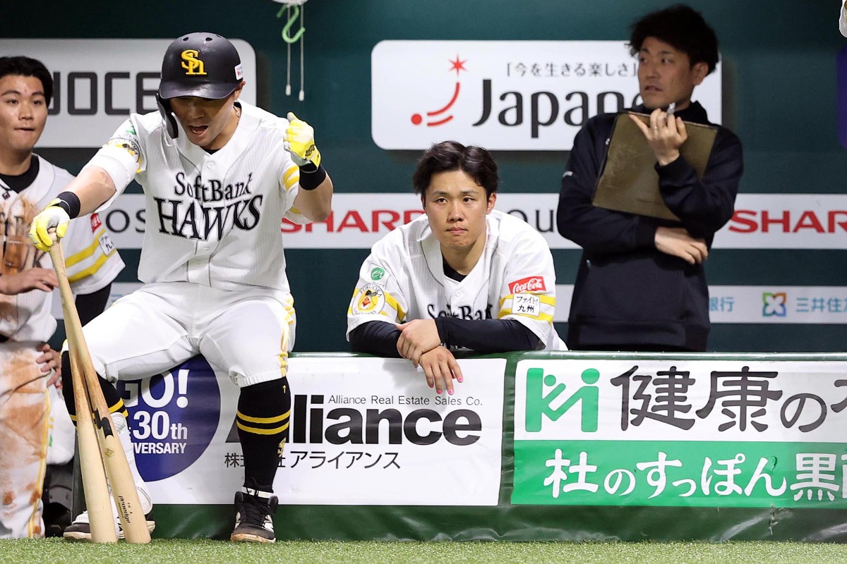 セーフ判定となりベンチ前でガッツポーズを見せる中村晃【写真：栗木一考】