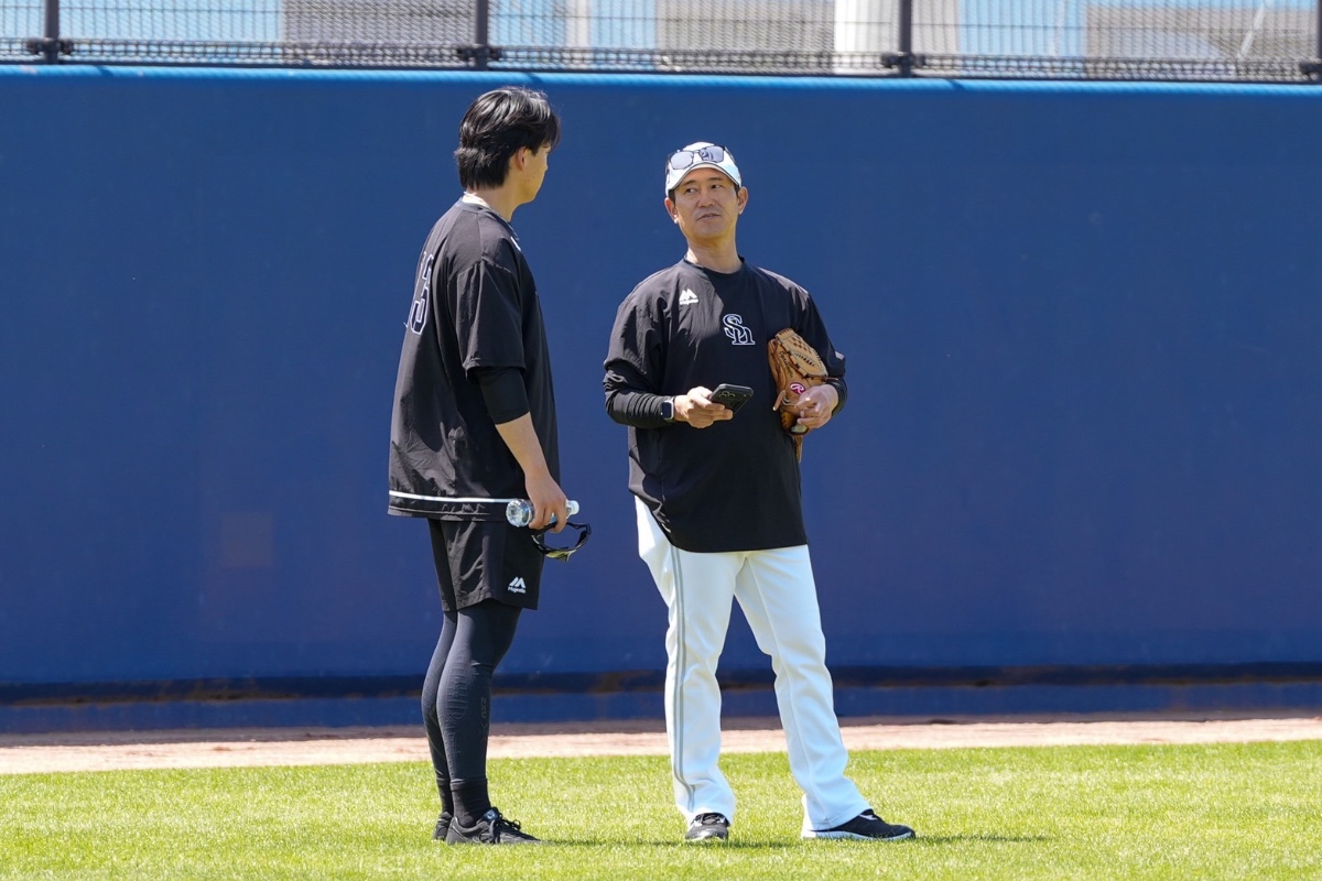 練習中に言葉を交わす大竹風雅（左）と小笠原孝コーチ【写真：森大樹】