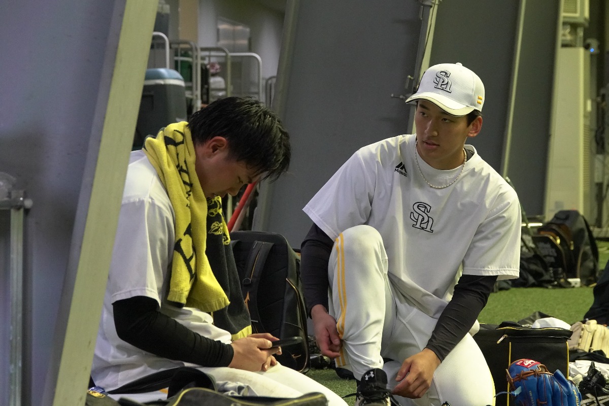 宇野真仁朗と言葉を交わす前田悠伍【写真：竹村岳】