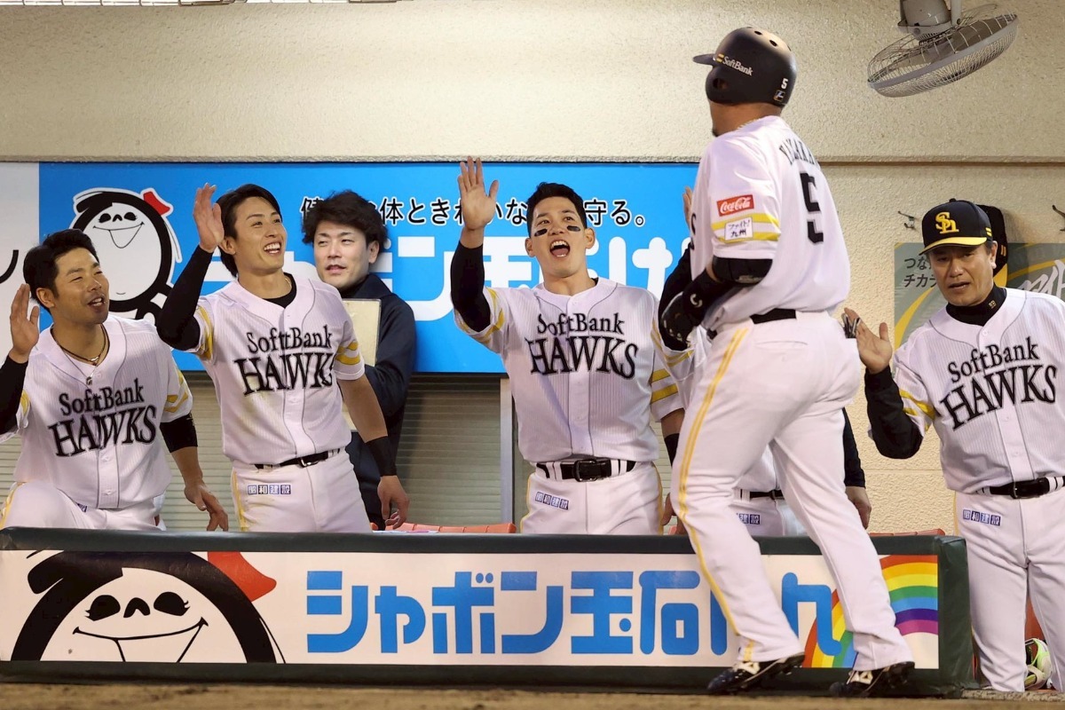 本塁打を放った山川穂高を笑顔で迎える周東佑京（左から2人目）【写真：栗木一考】