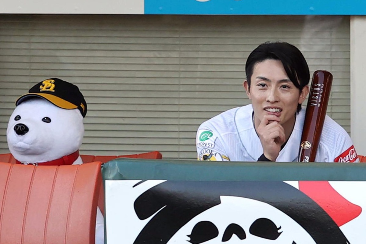 ベンチで笑顔を見せる周東佑京【写真：栗木一考】