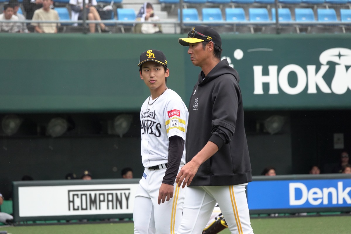 降板する前田悠伍と斉藤和巳2軍監督【写真：竹村岳】