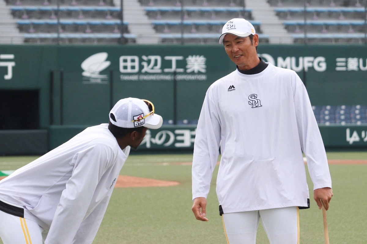 イヒネ・イツアと会話する斉藤和巳2軍監督【写真：飯田航平】