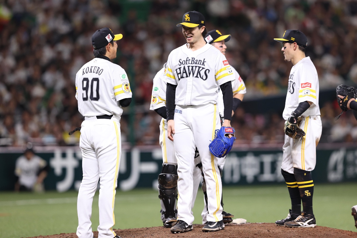 小久保裕紀監督（左）と上沢直之【写真：栗木一考】