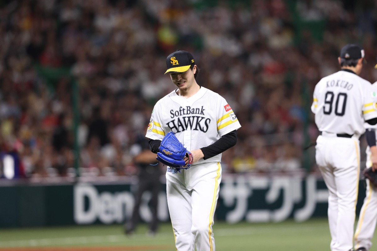 9回1死に安打を許し降板する上沢直之【写真：栗木一考】