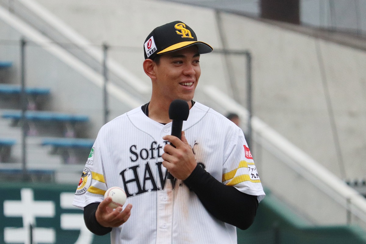 ホームランボールを手にする高橋隆慶【写真：飯田航平】