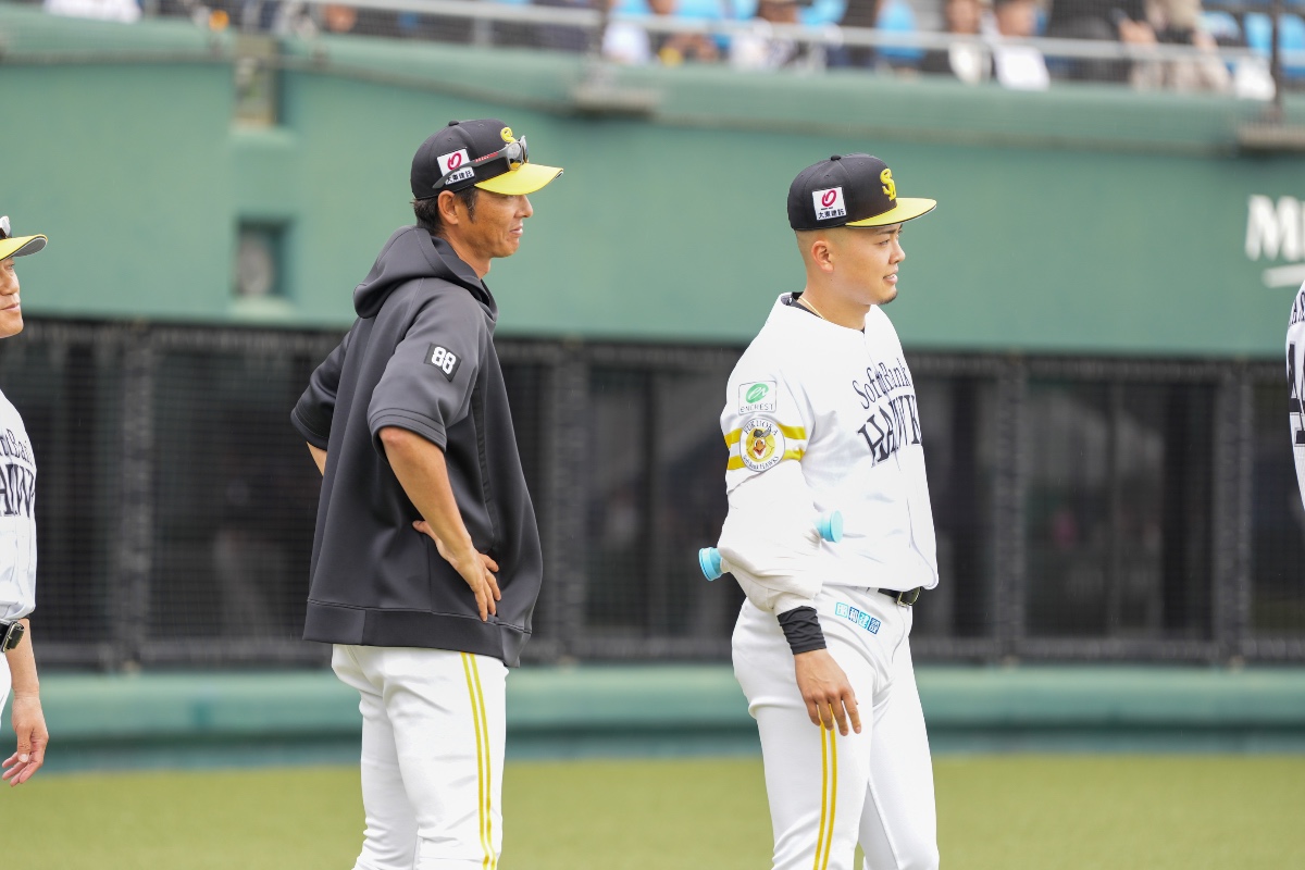 斉藤和巳2軍監督（左）と山崎琢磨【写真：森大樹】