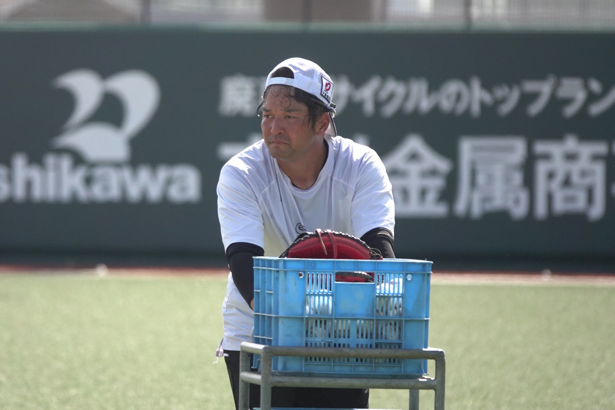 アーリーワークを終えてボールを片付ける嶺井博希【写真：竹村岳】