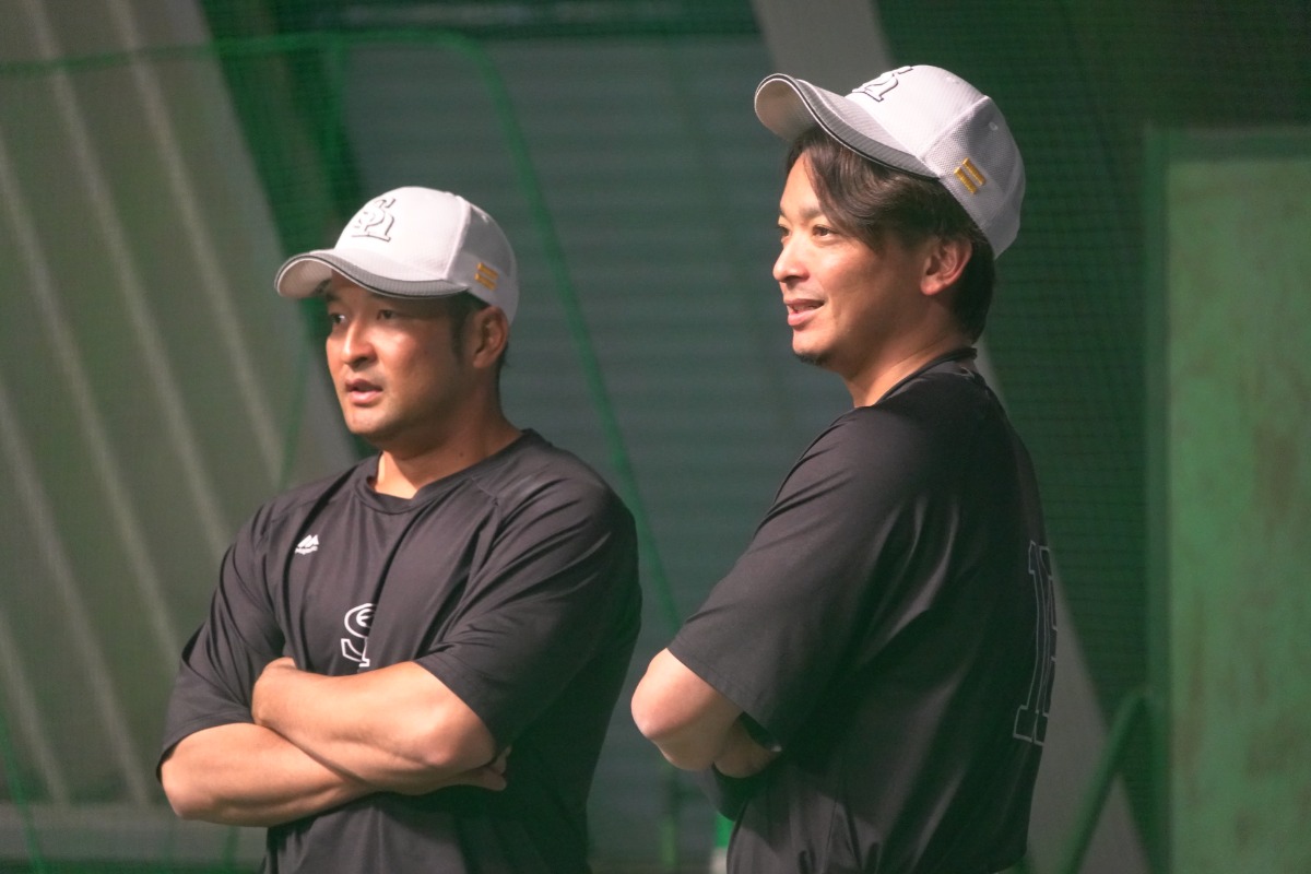 嶺井博希と東浜巨【写真：竹村岳】