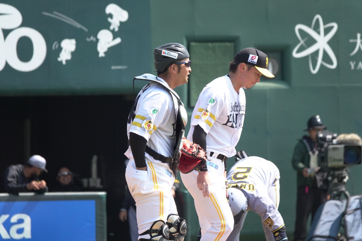 3月20日の阪神戦でバッテリーを組んだ嶺井博希と東浜巨【写真：竹村岳】