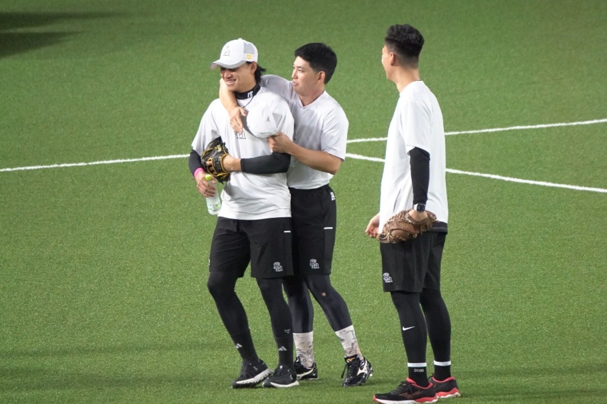 徐若熙と肩を組んで言葉を交わす栗原陵矢【写真：竹村岳】