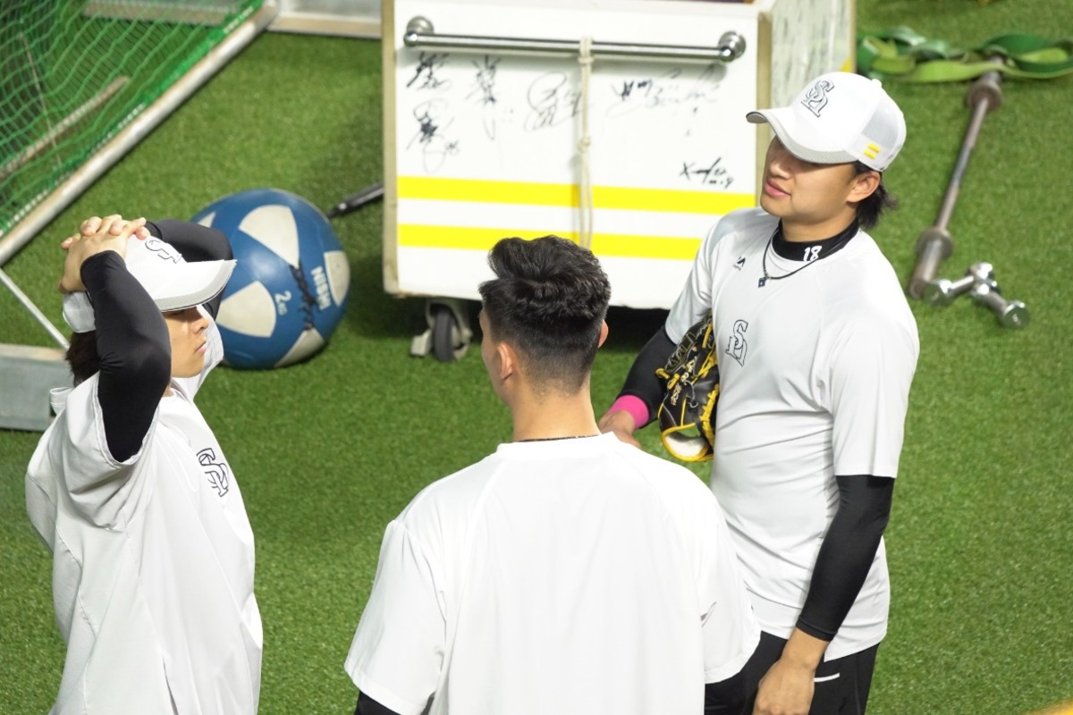 言葉を交わす谷川原健太と徐若熙【写真：竹村岳】