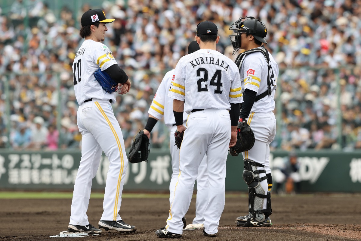 マウンドに集まるナイン【写真：栗木一考】