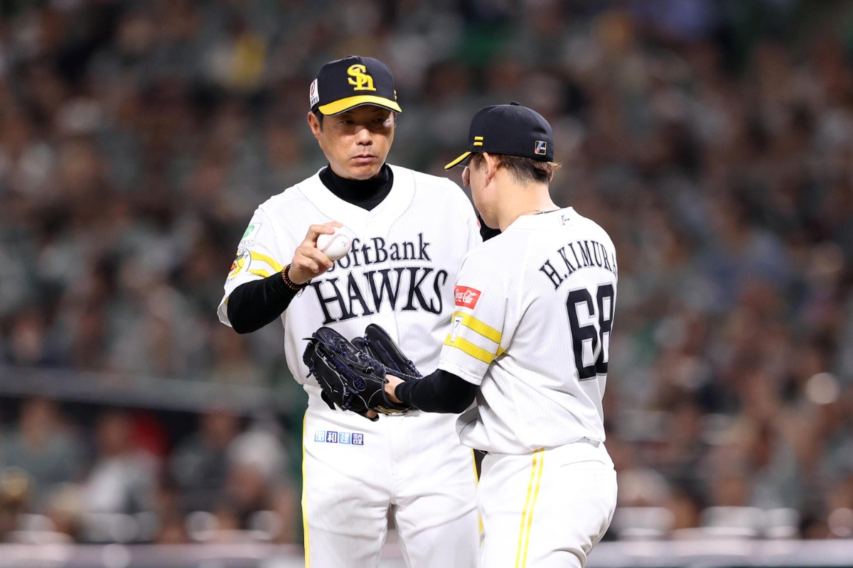 小久保裕紀監督と木村光【写真：栗木一考】