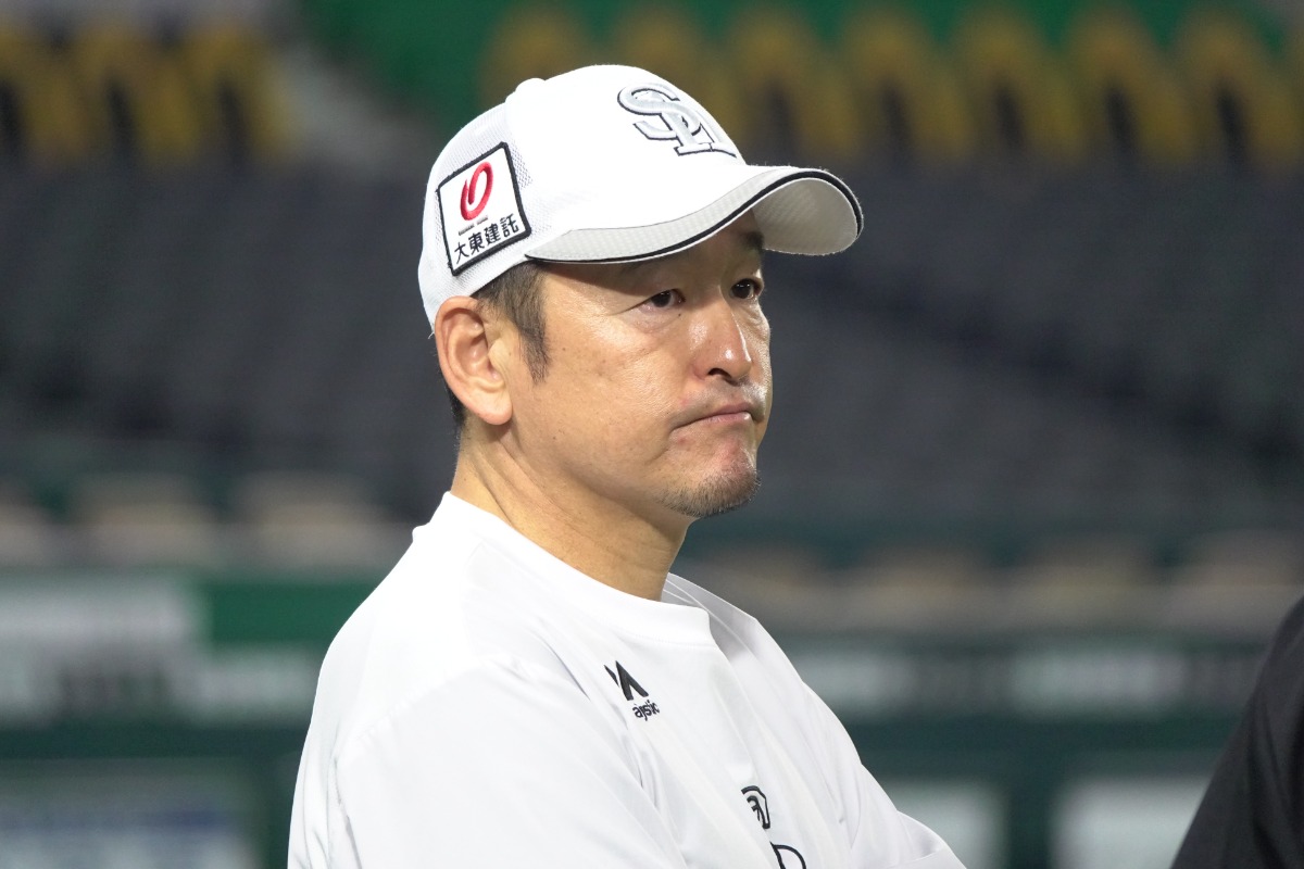 投手練習を見守った倉野信次1軍投手コーチ（チーフ）兼ヘッドコーディネーター（投手）【写真：竹村岳】