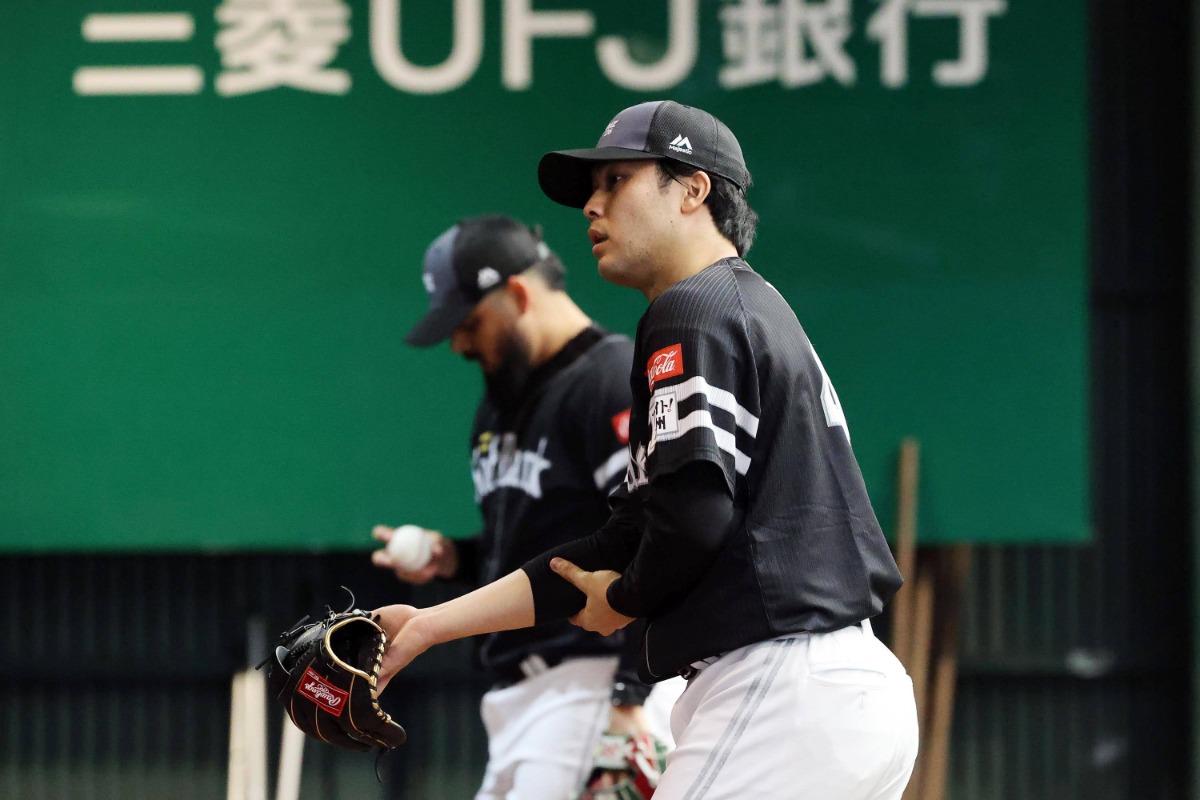 2月20日、宮崎・生目の杜運動公園でブルペン投球を行った藤井皓哉【写真：栗木一考】