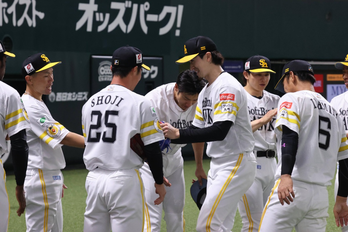 18日のオリックス戦、9回1死で初安打を許して降板する上沢直之【写真：栗木一考】