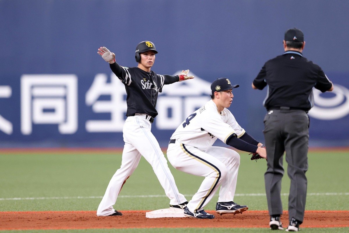 代走で起用され、二盗を決めた庄子雄大【写真：栗木一考】