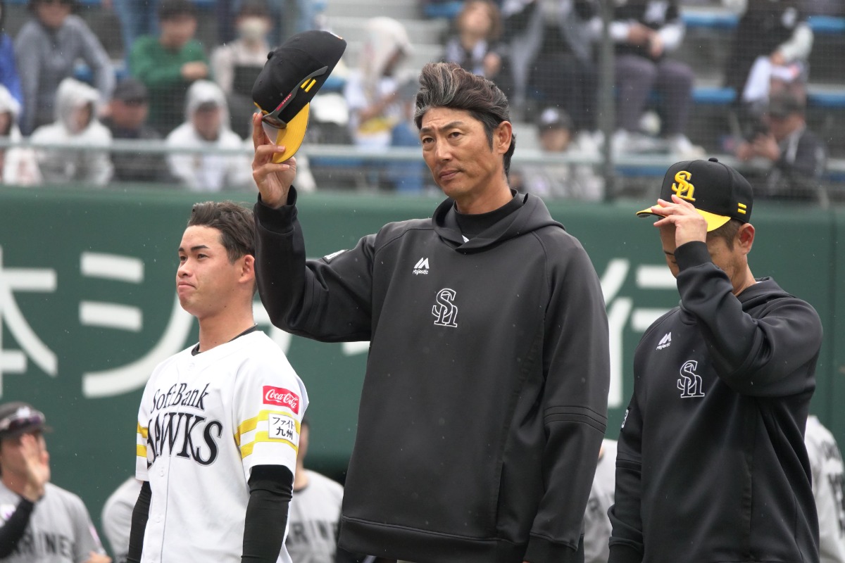 29日のロッテ戦で引き分け、スタンドに挨拶する斉藤和巳2軍監督【写真：竹村岳】