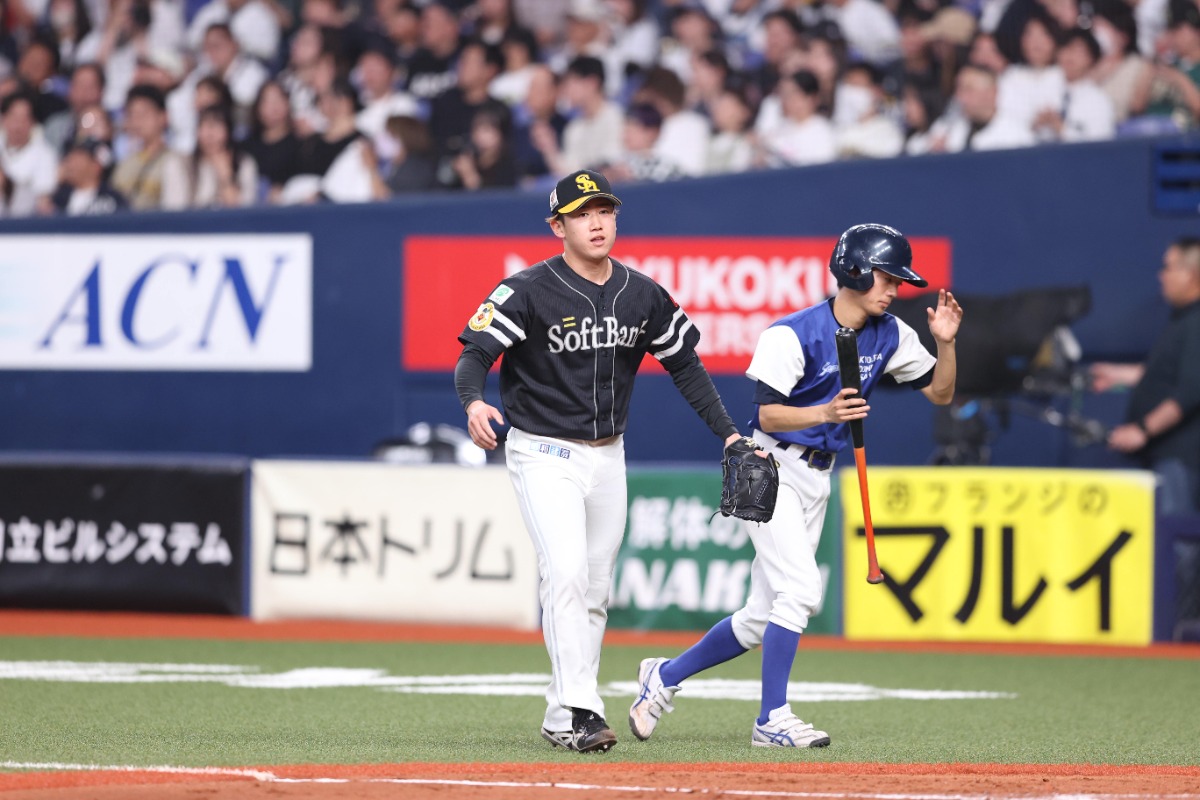 ガッツポーズの直後、相手のバットを拾い上げた木村光【写真：栗木一考】