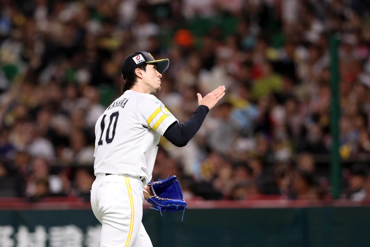ピンチをしのいでグラブを叩く上沢直之【写真：栗木一考】