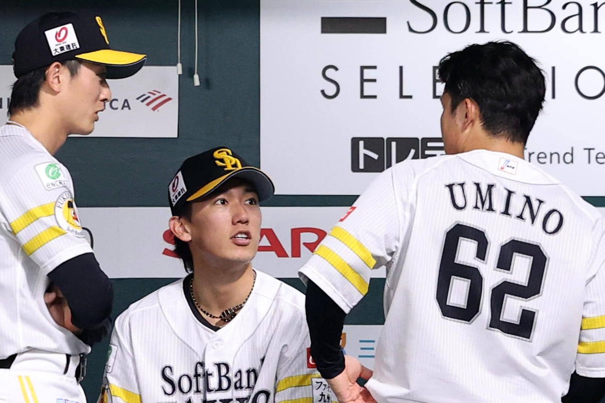 海野隆司（右）と会話する大津亮介（中央）【写真：栗木一考】