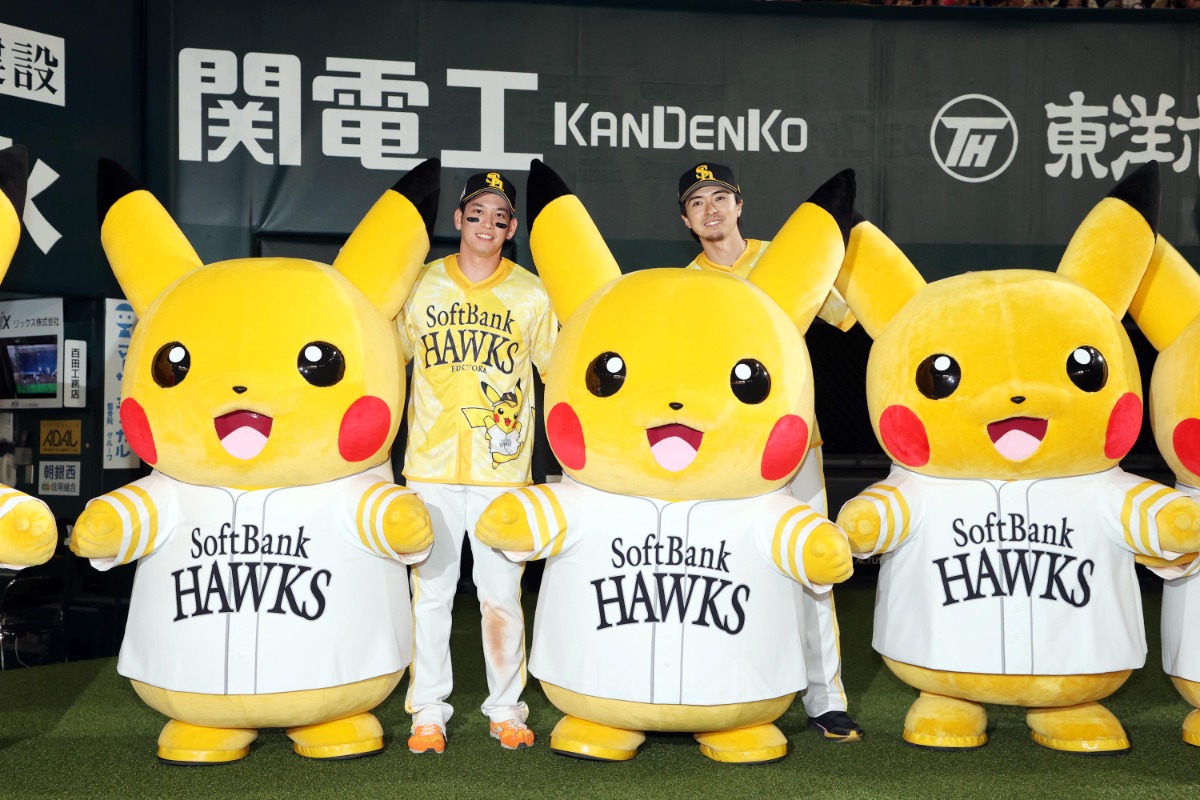 楽天戦でヒーローインタビューを受けた栗原陵矢と上沢直之【写真：栗木一考】