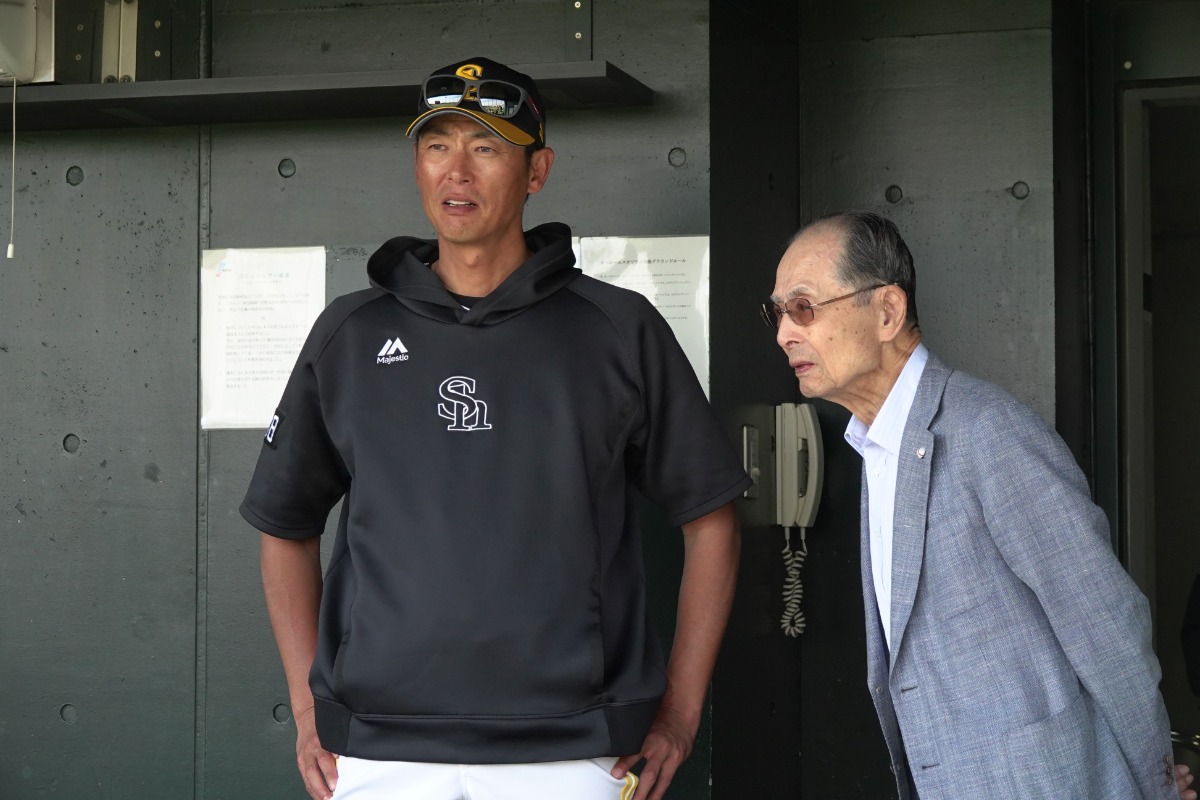 斉藤和巳2軍監督と王貞治球団会長【写真：竹村岳】