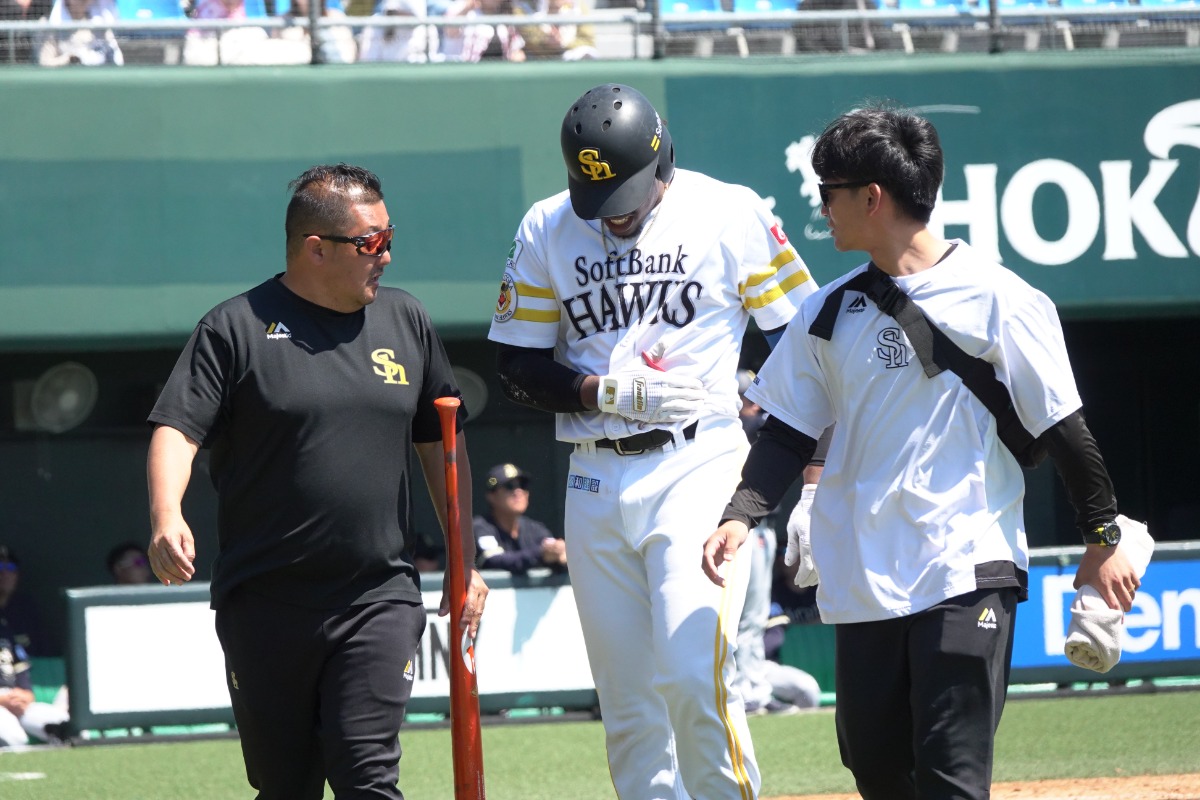 脇腹を痛めて打席から引き上げるホセ・オスーナ【写真：竹村岳】
