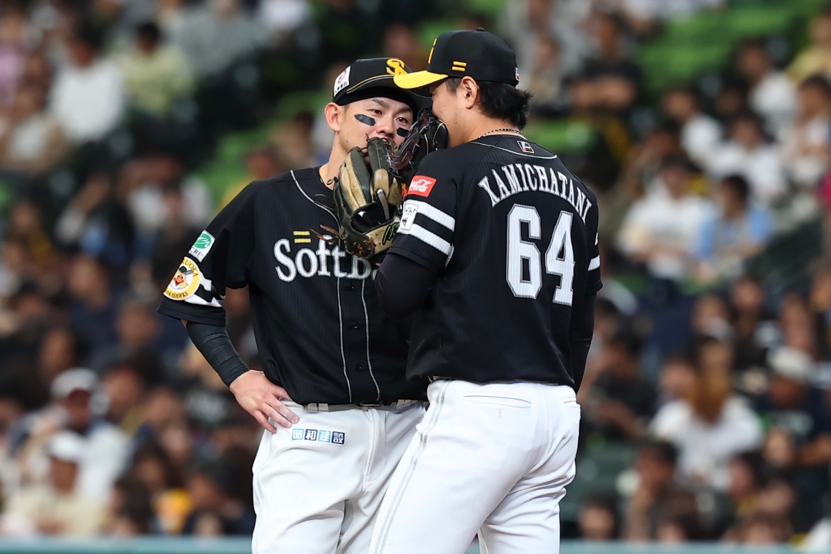 満塁のピンチで言葉を交わす牧原大成と上茶谷大河【写真：加治屋友輝】