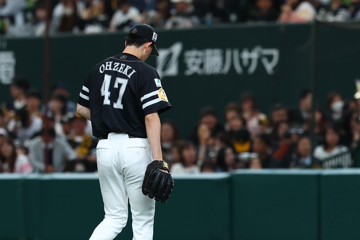 8失点を喫した先発の大関友久【写真：加治屋友輝】