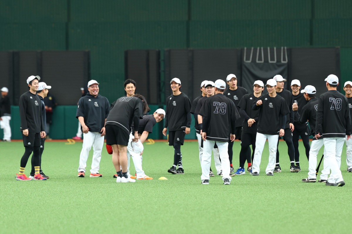 1軍に昇格し野手陣に頭を下げる杉山一樹【写真：加治屋友輝】