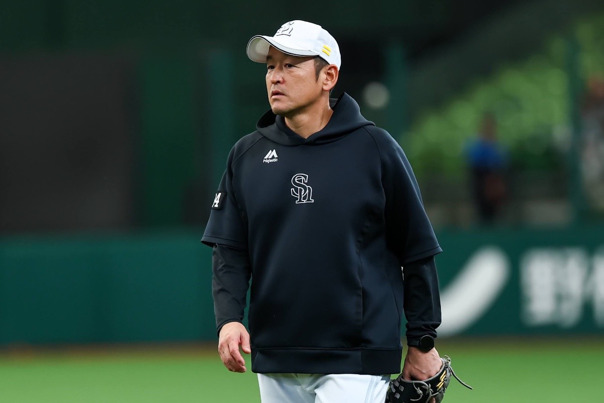 倉野信次投手コーチ【写真：加治屋友輝】
